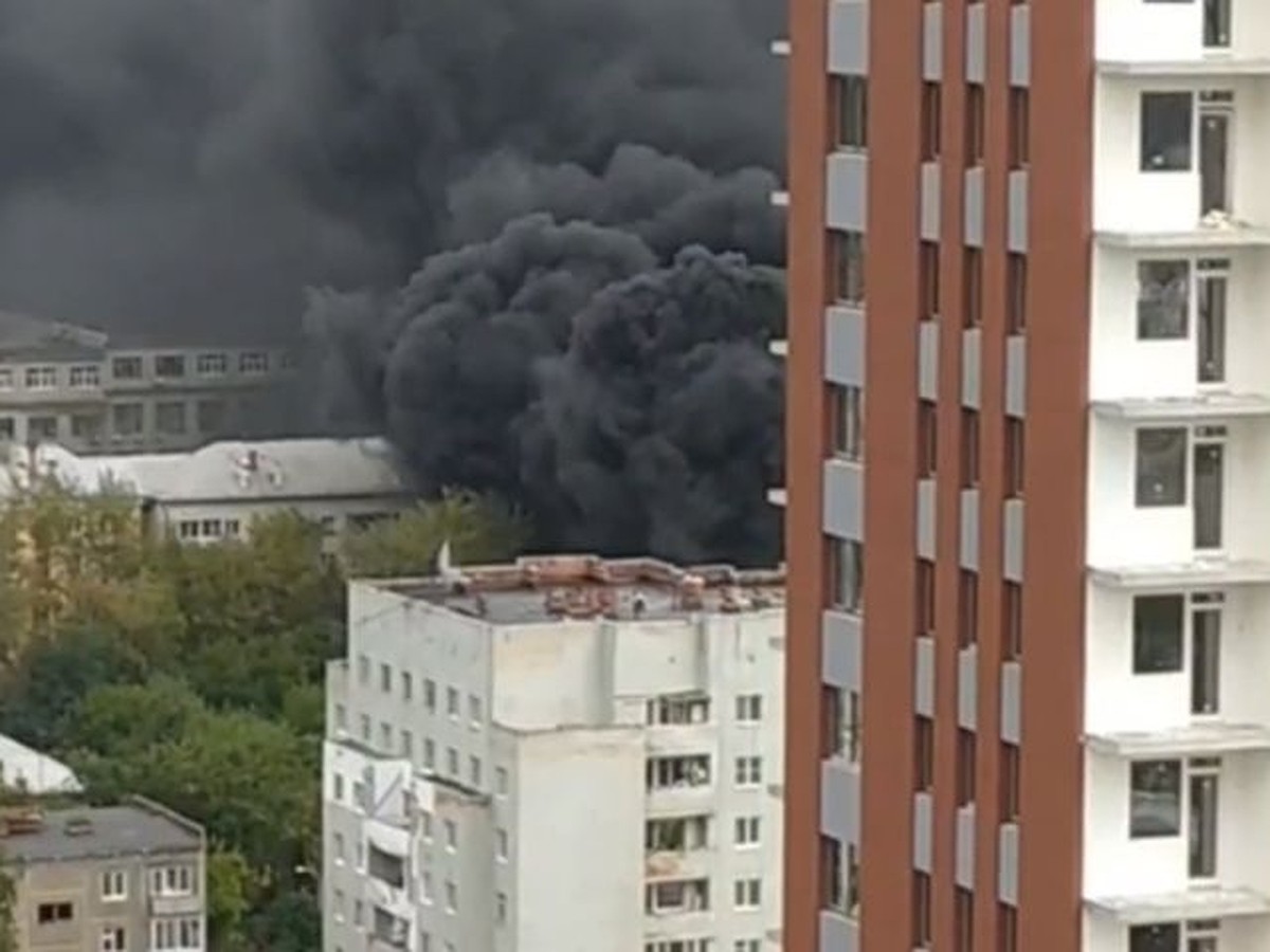 Центр Екатеринбурга заволокло едким дымом