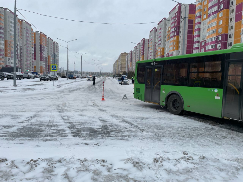 Пострадали мальчик и женщины — два ДТП с автобусами случилось за день в Тюмени  | В Тюмени за день произошло два крупных ДТП с автобусами 
