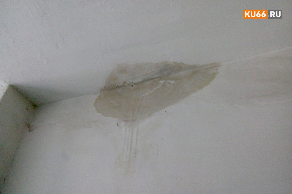 В Екатеринбурге из-за непогоды топит многоэтажный дом | Жители жилого дома в Екатеринбурге пожаловались на бездействие УК