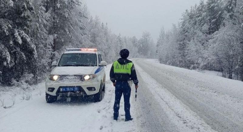 Снегопад на севере Свердловской области — водителей призывают водить аккуратно | Водителей призвали быть осторожнее из-за снега на севере Свердловской области Снегопад на севере Свердловской области — водителей призывают водить аккуратно | Водителей призвали быть осторожнее из-за снега на севере Свердловской области