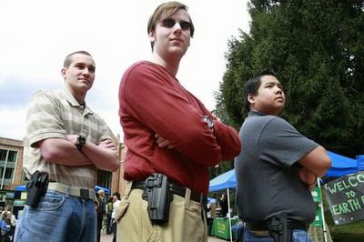 Толпы вооруженных людей вышли на улицы американского города Толпы вооруженных людей вышли на улицы американского города