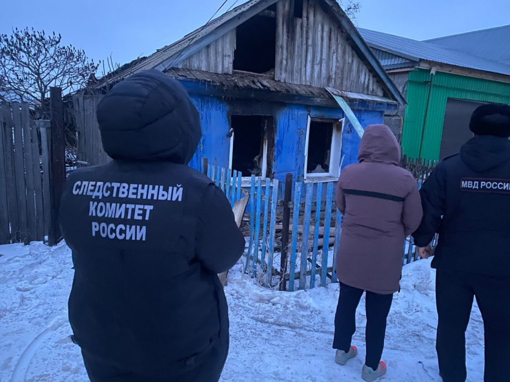 Женщина подожгла дом с людьми на Урале | На Урале женщина подожгла дом с людьми 