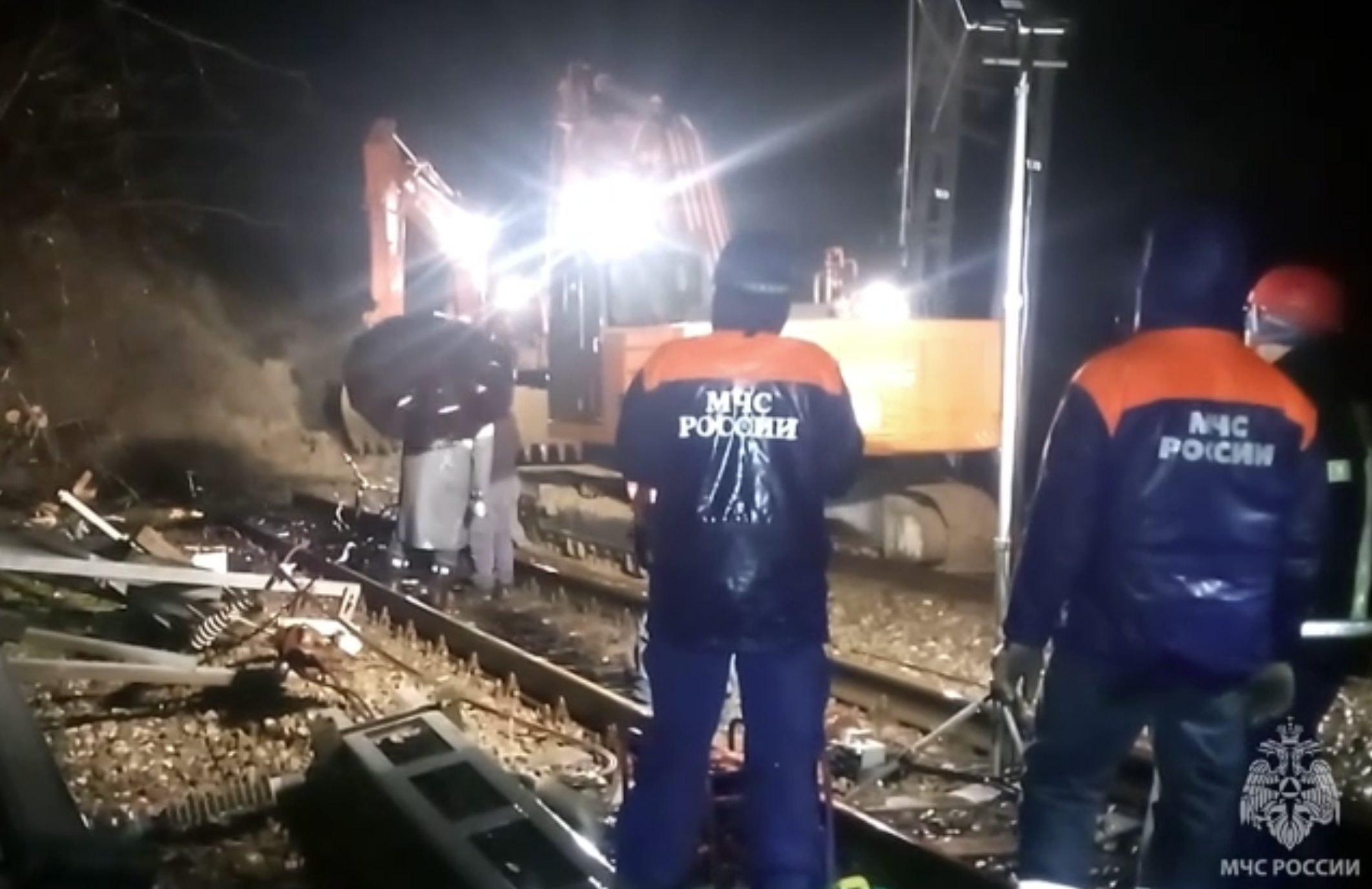 Сочи в плену урагана: туристы заперты, десятки рейсов отменены, поезда задержаны