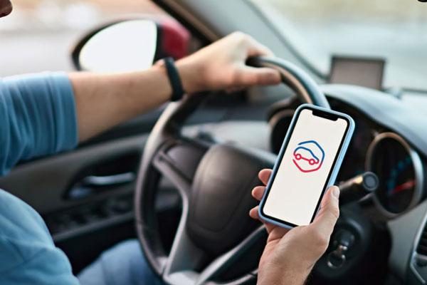 ГИБДД и чиновники рекламируют приложение для водителей, которым свердловчане не могут воспользоваться