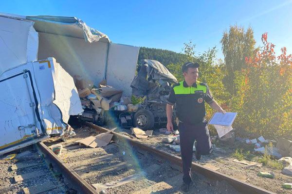 На Урале грузовик поехал через железнодорожный переезд на красный свет На Урале грузовик поехал через железнодорожный переезд на красный свет
