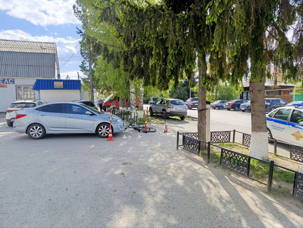 В Тюменской области 12-летняя велосипедистка протаранила автомобиль | Под Тюменью девочка на велосипеде врезалась в автомобиль В Тюменской области 12-летняя велосипедистка протаранила автомобиль | Под Тюменью девочка на велосипеде врезалась в автомобиль