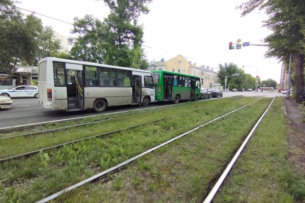 ГИБДД выясняет обстоятельства ДТП с участием общественного транспорта, произошедшее в городе Екатеринбурге