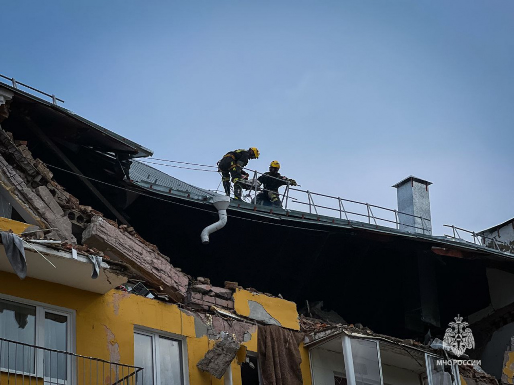 Из-под завалов в Кизеле после взрыва газа спасли мужчину и двух котов | В Прикамье завершили работы на месте обрушения части дома Из-под завалов в Кизеле после взрыва газа спасли мужчину и двух котов | В Прикамье завершили работы на месте обрушения части дома