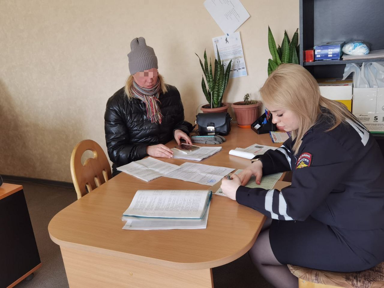 На Урале автоледи увлеклась мобильником и сломала шлагбаум На Урале автоледи увлеклась мобильником и сломала шлагбаум