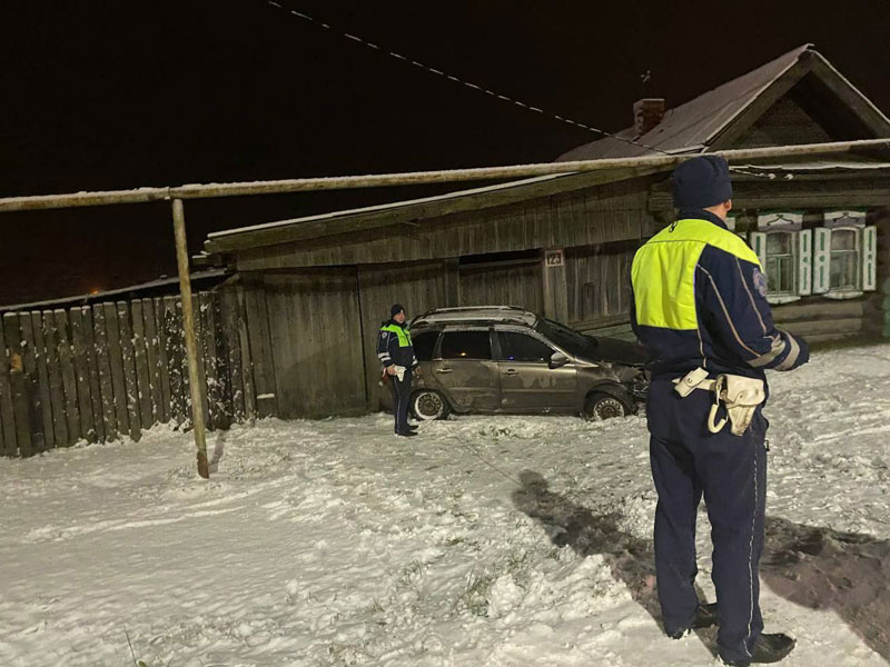В Нижней Салде 18-летний водитель на «Ладе» сбил пешехода и врезался в ворота дома | Молодой водитель не справился с управлением и сбил пешехода в Свердловской области