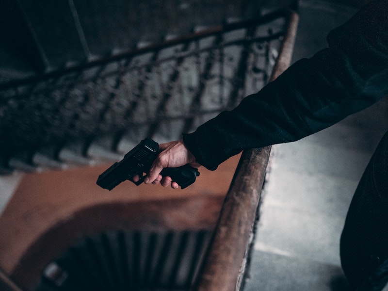 В Тюменской области мигрант-таксист угрожал пассажиру пистолетом  | В Тобольске водитель такси напал с пистолетом на пассажира 