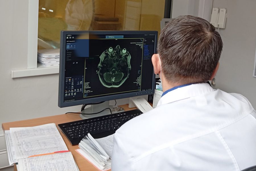 Уральские врачи спасли пациента с тяжелейшим инсультом и 47 днями комы  | Врачи спасли уральца, который 47 дней находится в коме после инсульта 