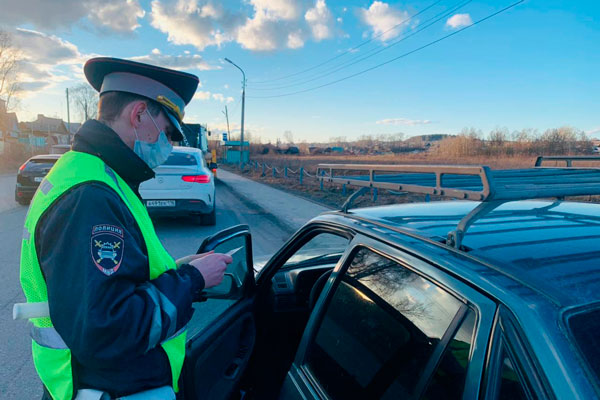 В Свердловской области в первую половину праздничных выходных сотрудниками ГИБДД выявлено более 12 тысяч нарушений ПДД