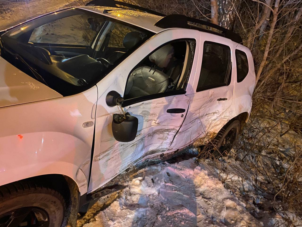 Отбросило в кювет — в Тюмени автобус попал в ДТП  | В Тюмени столкнулись автобус и иномарка 