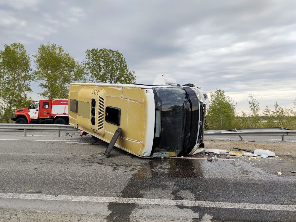 Под Тюменью опрокинулся рейсовый автобус | В Тюменской области опрокинулся автобус