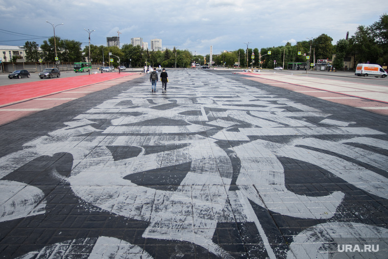 В Екатеринбурге нарисовали гигантский крест шириной с площадь. «Это символ свободы». ФОТО