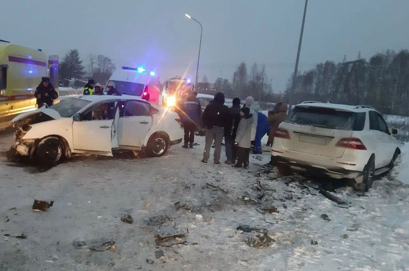 Трагедия под Екатеринбургом: выезд на встречку закончился смертью | Один человек погиб, четверо пострадали в ДТП под Екатеринбургом