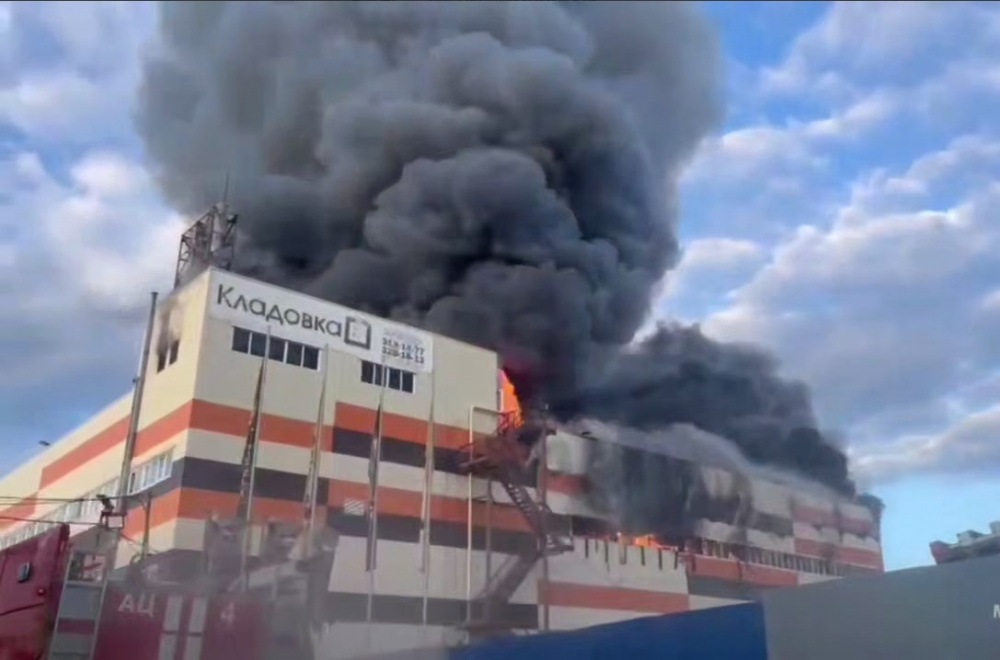 В Екатеринбурге ликвидировали крупный пожар на складе  | Крупный пожар на складе в Екатеринбурге ликвидирован 