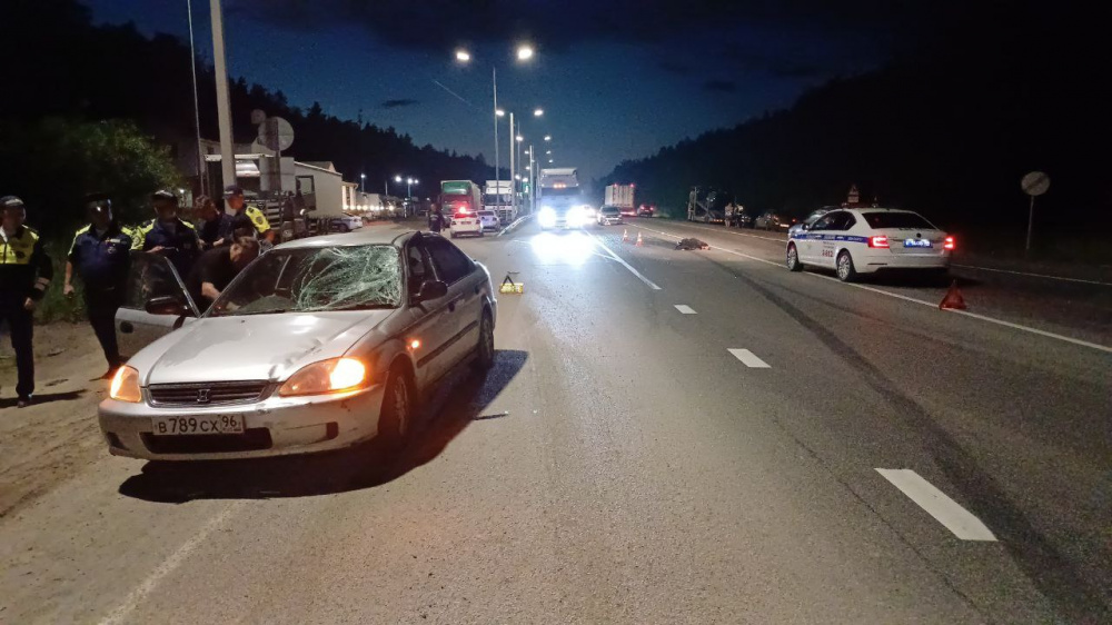 В Екатеринбурге на кольцевой дороге погиб пешеход | В Екатеринбурге "Хонда Цивик" насмерть сбила мужчину В Екатеринбурге на кольцевой дороге погиб пешеход | В Екатеринбурге "Хонда Цивик" насмерть сбила мужчину