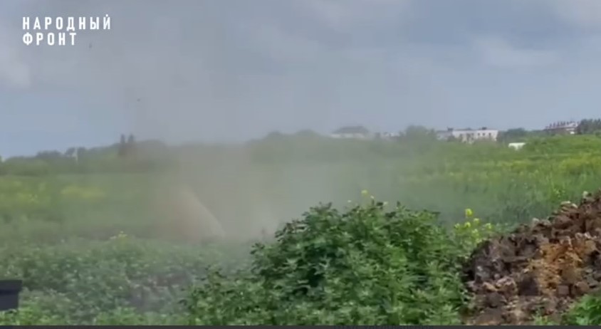 В лесу под Челябинском забил фекальный фонтан | В лесу в Челябинской области прорвало канализацию