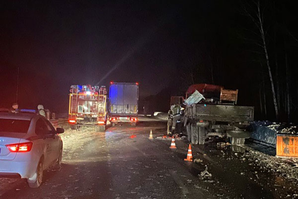 На трассе М-5 "Урал" под Екатеринбургом в ДТП погиб водитель КАМАЗа