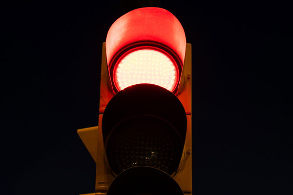 В Челябинске три человека пострадали при столкновении автомашины со светофором