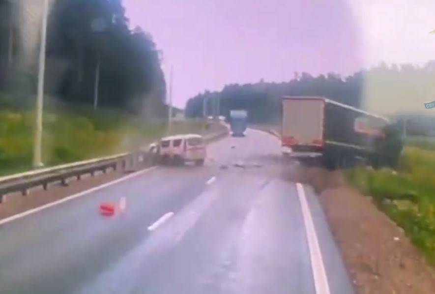 ДТП под Ачитом привело к серьезным увечьям. Видео  | На Урале женщина-водитель столкнулась с грузовиком 