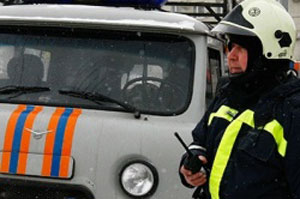 Спасатели вызволили мальчика, застрявшего между ступеньками горки