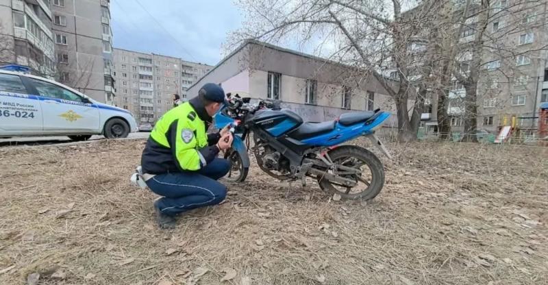 ДТП на Урале с 15-летним байкером — подросток без прав и шлема попал в больницу, родителям грозит штраф | В Нижнем Тагиле подросток без прав устроил ДТП на подаренном мотоцикле ДТП на Урале с 15-летним байкером — подросток без прав и шлема попал в больницу, родителям грозит штраф | В Нижнем Тагиле подросток без прав устроил ДТП на подаренном мотоцикле