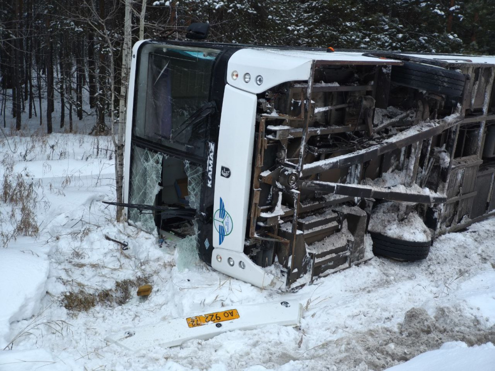 На трассе возле Свердловской области автобус выпал в кювет | В Тюменской области автобус с людьми угодил в кювет На трассе возле Свердловской области автобус выпал в кювет | В Тюменской области автобус с людьми угодил в кювет