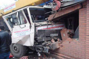 В Ростове автокран протаранил стену магазина