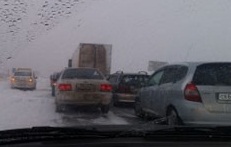 На трассе в Сибири заблокированы сотни автомобилей На трассе в Сибири заблокированы сотни автомобилей