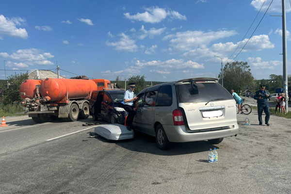 В Свердловской области в ДТП погибли два человека, один из них ребенок. Девять ранены