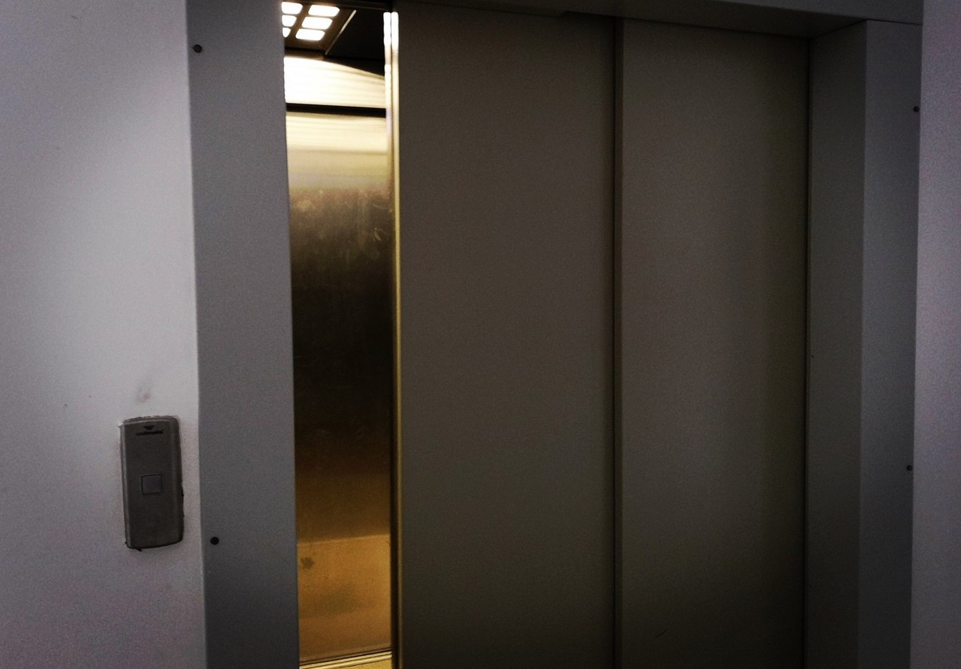 Неадекватный незнакомец напал на двух девушек в лифте в Челябинске