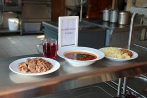 Прокуратура в ходе проверки в столовой гимназии нашла посуду со сколами