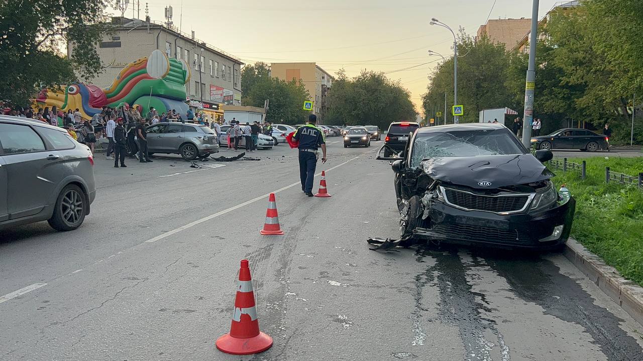 На Урале водитель потерял сознание и наехал на пешехода и автомобиль