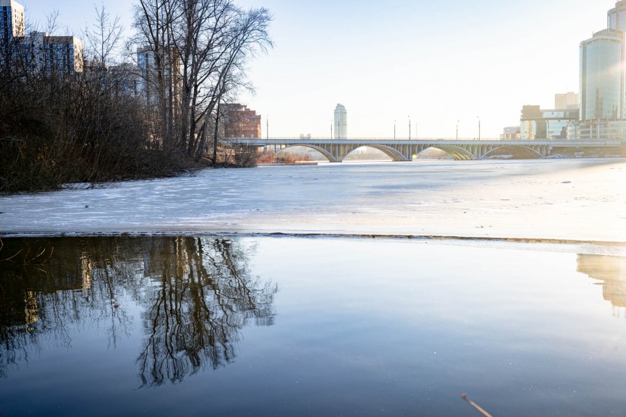 Можно утонуть даже зимой — люди подвергают себя рискам на льду пруда Екатеринбурга  | Мэрия Екатеринбурга предупреждает об опасности хождения по льду пруда 