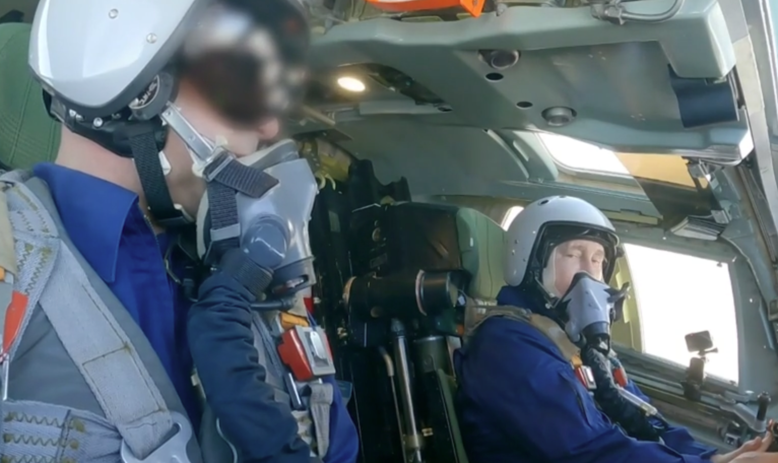 Путин совершил полет за штурвалом Ту-160М. Видео