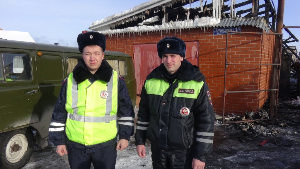 Инспекторы ГИБДД в Свердловской области спасли мужчину из горящего дома Инспекторы ГИБДД в Свердловской области спасли мужчину из горящего дома