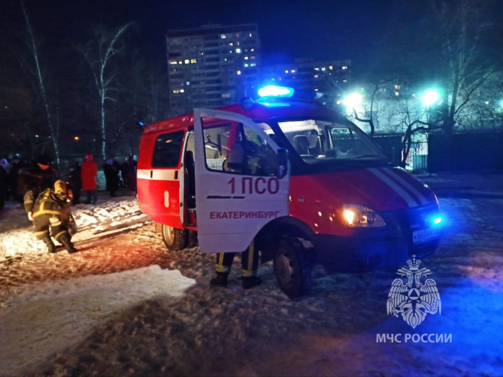 В центре Екатеринбурга в многоэтажке произошёл пожар  | В Екатеринбурге произошёл пожар в многоэтажке 