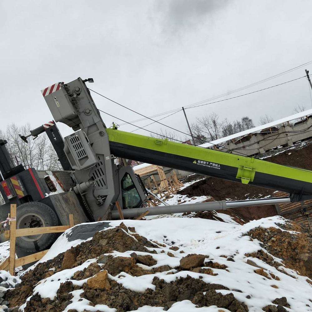 В Екатеринбурге автокран раздавил рабочего | Кран упал на рабочего на стройке на Урале В Екатеринбурге автокран раздавил рабочего | Кран упал на рабочего на стройке на Урале