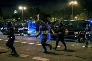 Акция протеста в Мадриде переросла в столкновение демонстрантов с полицией