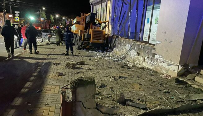 В Геленджике автокран протаранил 14 автомобилей из-за отказа тормозов