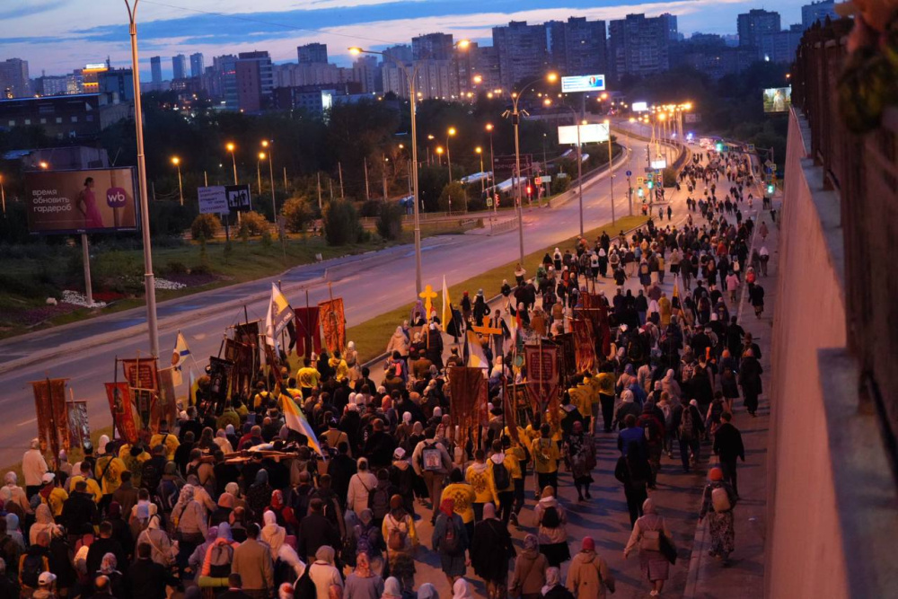 В Екатеринбурге участниками Царского крестного хода стали 40 тысяч человек  | Более 40 тысяч человек прошли Царским крестным ходом по Екатеринбургу 