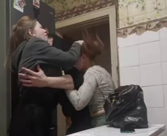 В Каменске-Уральском — мать двоих детей сняла дебош на видео, дело изучает полиция | В Каменске-Уральском полиция проверяет мать треш-блогершу В Каменске-Уральском — мать двоих детей сняла дебош на видео, дело изучает полиция | В Каменске-Уральском полиция проверяет мать треш-блогершу