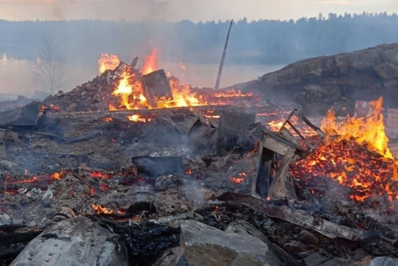 Жизнь в бане — как в Екатеринбурге живёт семья погорельцев  | На Урале пенсионерка и её сын вынуждены жить в бане 