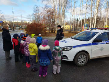 Воспитанникам детского сада № 3 города Среднеуральск инспекторы ДПС рассказали о ПДД и показали патрульный автомобиль