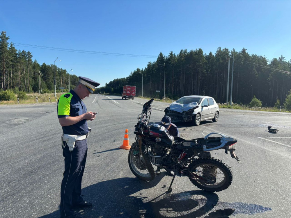 Мотоцикл с двумя подростками столкнулся на Урале с автомашиной  | Двое 17-летних уральцев попали в ДТП на мотоцикле 