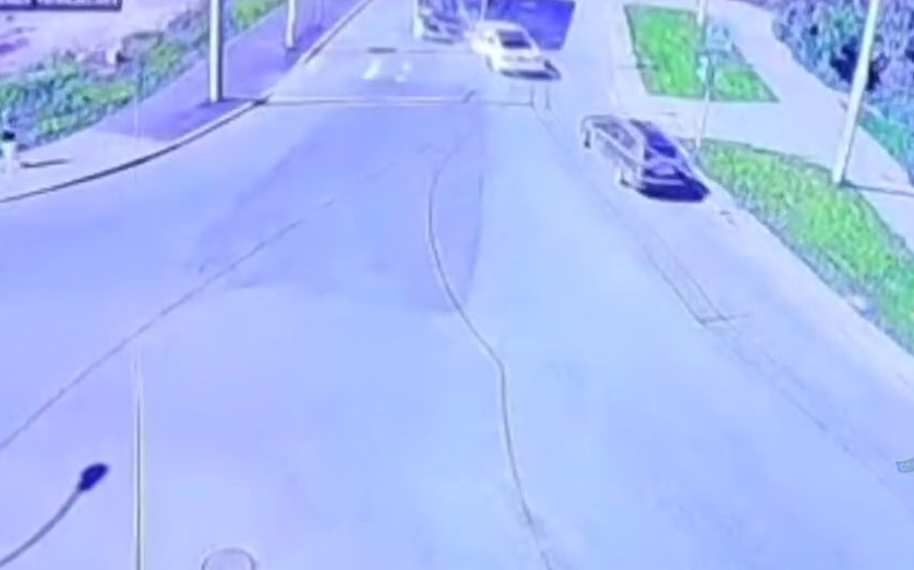 Audi врезалась в троллейбус в Екатеринбурге: есть погибший и пострадавшие. Видео  | В Екатеринбурге Audi врезалась в троллейбус, есть погибший 