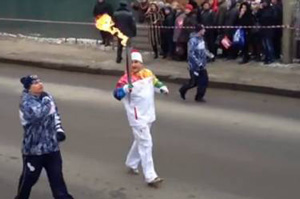В Брянске факелоносец станцевал лезгинку. Видео